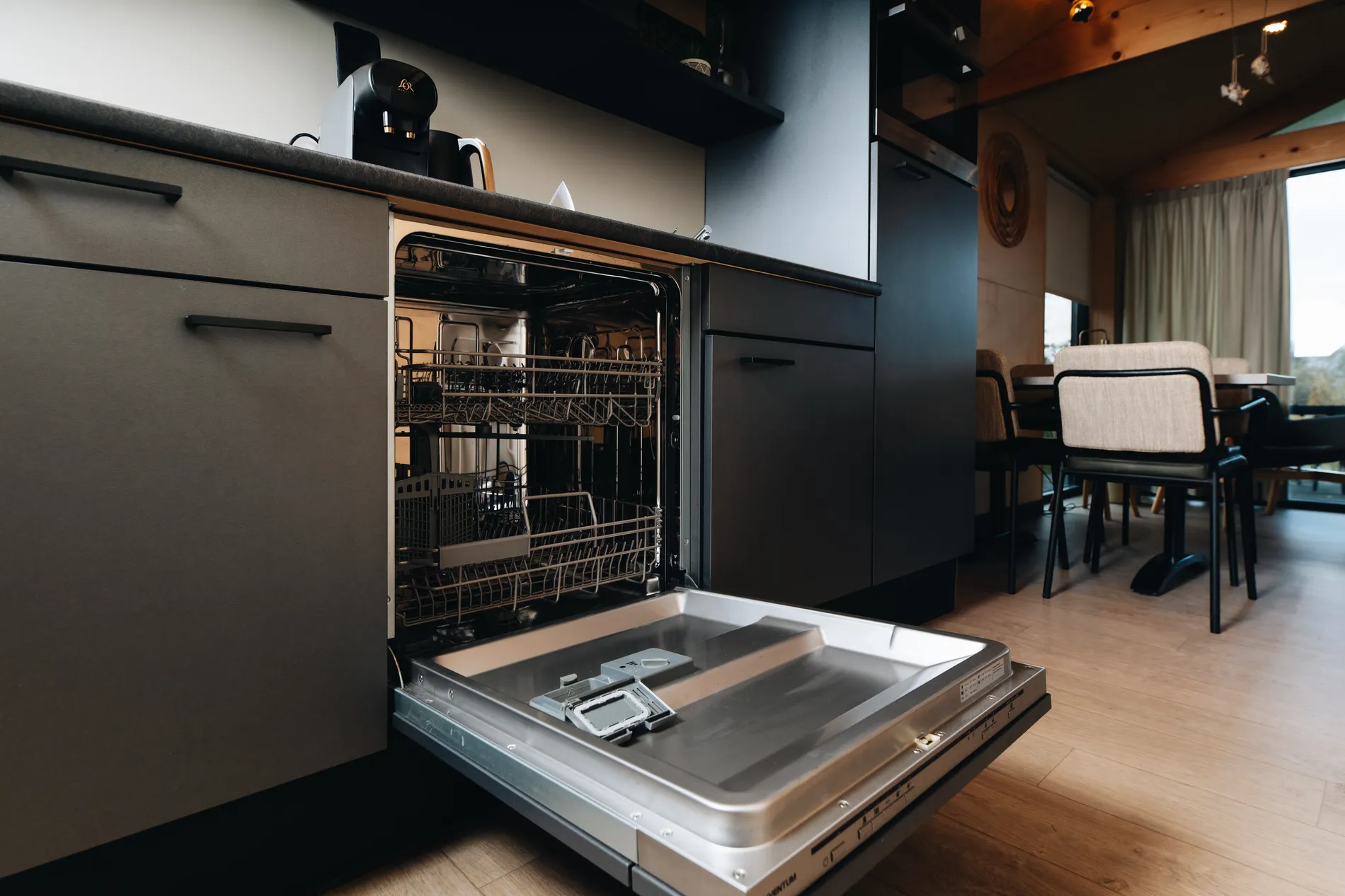 Openstaande vaatwasser in de modern ingerichte keuken.